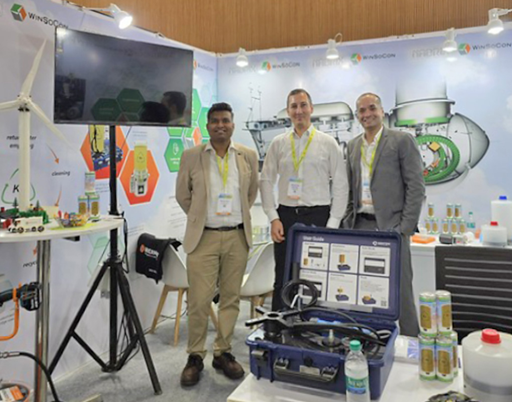 Vertreter von WinSoCon und Nadrix im Gespräch mit Besuchern am Messestand auf der Windergy India 2025 in Chennai
