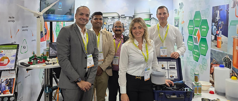 Gemeinsamer Messeauftritt von WinSoCon GmbH und Nadrix auf der Windergy India 2025 mit Teammitgliedern am Ausstellungsstand